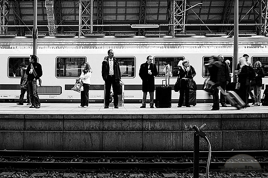waiting-for-the-train-kronberg-im-taunus (1)